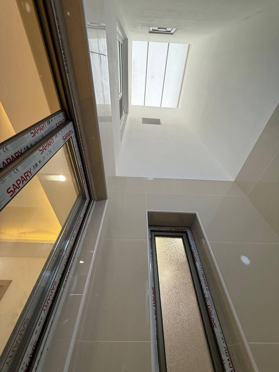 #دارللبيع

الموقع: حي المكرمه منطقه 9000 

المساحه: 140م بناء حديث درجه اولى غير مسكون.

قياس واجهة الدار 7 ×نزال 20م

⭐.يحتوي البيت طابق الاول: على غرفه وصاله واستقبال ومطبخ وصحيات عدد 2 

⭐.طابق الثاني: يحتوي على ثلاثة غرف وصاله وصحيات 

🌟#بمواصفات_vip

💥مجموع الغرف: 4

الاستفسار 

🏛️مراجعة مكتب الرشيد📌 او الاتصال بالارقام التاليه

***********☎️
***********📱
