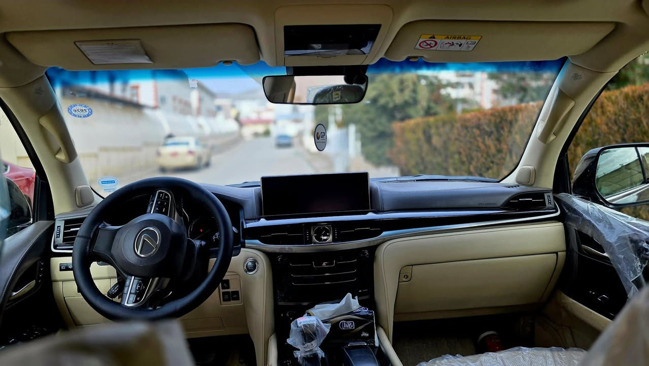 لكزز ٢٠١٧ بريمي اسود بدون صبغ او بارد  ماشية ١٢٤ كم حقيقي  رقم سليمانية مميز موجود بالصور سعرها ٦١٥ ورقة ومجالها كلش بسيط .
رقم الموبايل  ***********
