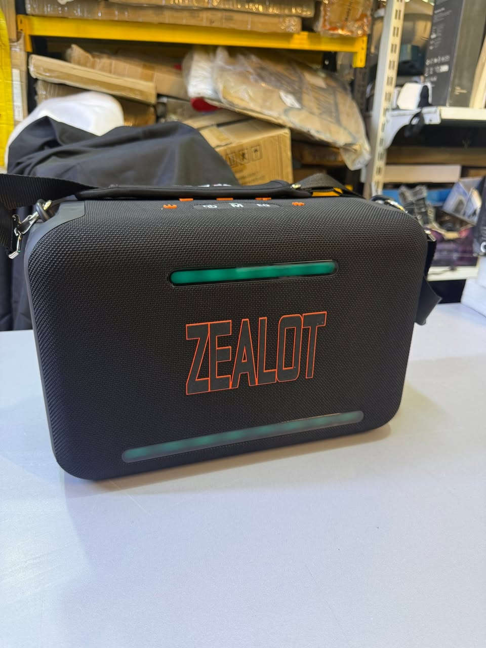 مكبر صوت Zealot S95 الأسود الذي يتميز بقدرة إخراج عالية.يحتوي على إضاءة LED مدمجة وتصميم محمول مع حزام كتف قابل للتعديل.يتميز بمقاومة الماء بمعيار IPX6، مما يجعله مناسبًا للاستخدام في الحفلات والأنشطة الخارجية.

ركزولي على سعرها 200 دولار ويمنا السعر بلاش بلاش


**إذا كنت صاحب هذا الإعلان وتريد حذفه لأي سبب، رجاءا أرسل رسالة إلى الدعم الفني**