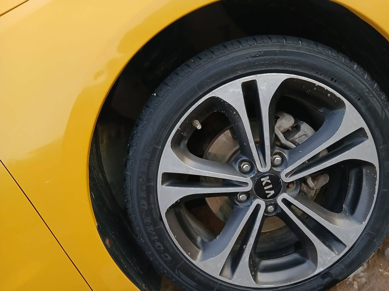 السلام عليكم تخم تاير جديد بس واحد مكسور بيهن والوياله كلش انظاف مكاني الديوانيه رقم  *********** السعر 300 بيهن مجال 
.   .
