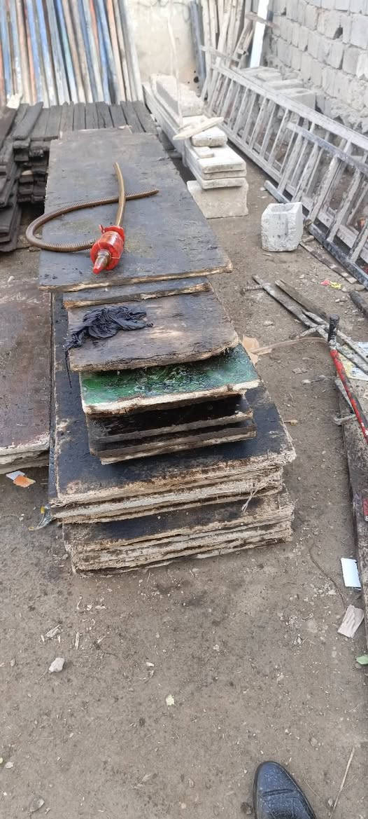 يوجد قالب خشب للبيع يدك مساحه 150 متر جكات 140 لوح في اربعه 210 لوحه زائد لوح ابو 3 العدد 175 زائد بلاويد روسي زائد طبش وبقار زائد سيور ابو 3 العدد 40 للستفسار هاتف*********** مكان بعقوبه
