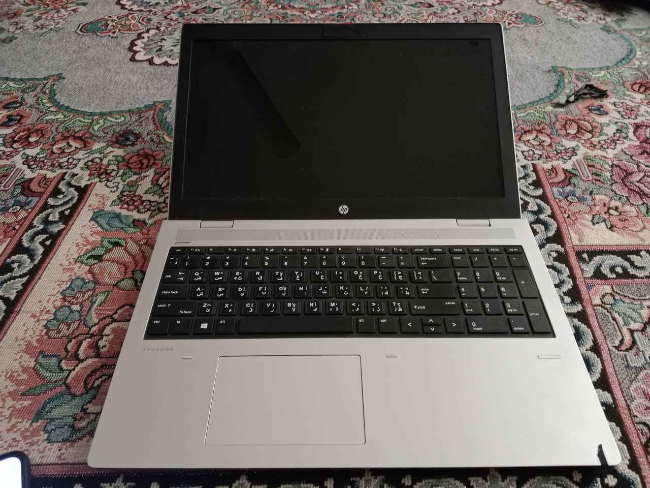 المواصفات الأساسية – HP ProBook 650 G5
🔹 المعالج (CPU)
عادة يجي بأحد معالجات الجيل الثامن:
Intel Core i5-8265U
أو Intel Core i5-8250U
أو Intel Core i7-8565U
(موفّرة للطاقة ومناسبة للدراسة والعمل)
🔹 الذاكرة (RAM)
8 جيجابايت DDR4 (شائع)
يدعم الترقية حتى 32 جيجابايت
🔹 التخزين
SSD 256 جيجابايت (أغلب الأجهزة)
أو HDD 500 جيجابايت
يدعم SSD + HDD معًا حسب التركيب
🔹 كرت الشاشة (GPU)
Intel UHD Graphics 620
(مناسب للأعمال المكتبية، الدراسة، التصميم الخفيف – مو للألعاب الثقيلة)
🔹 الشاشة
15.6 إنج
الدقة:
HD (1366×768)
أو Full HD (1920×1080) ✨ أفضل
🔹 النظام
Windows 10 أو Windows 11
(واضح عندك Windows 11 – غير مفعّل حاليًا)
🔹 المنافذ
USB 3.1
USB-C
HDMI
VGA
LAN (Ethernet)
مدخل سماعة 🎧
🔹 الكيبورد
عربي / إنجليزي
مع Numpad (أرقام جانبية)
السعر 400 وبيها مجال للستفسار خاص


**إذا كنت صاحب هذا الإعلان وتريد حذفه لأي سبب، رجاءا أرسل رسالة إلى الدعم الفني**