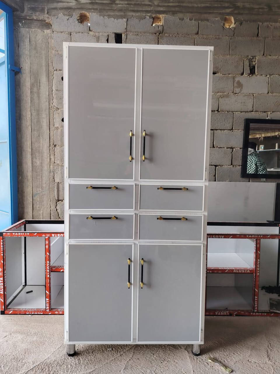 كنتور الألمنيوم تفصال درجة أولى شغل تركي ✅✅
من معمل ابن الحجي للالمنيوم  
بإدارة وإشراف هادي ابن الحجي 
***********
قياسات الكنتور
الارتفاع 200متر 
العرض 100م
نزال  50 سم
شغل راقي جدآ ولون مميز ونشتغل كافه القياسات والموديلات 📌
يوجد لدينا خدمة توصيل كافه محافظات العراق 🚛🚛
عاشت الايادي استاذ سيف اكرم الجنابي
