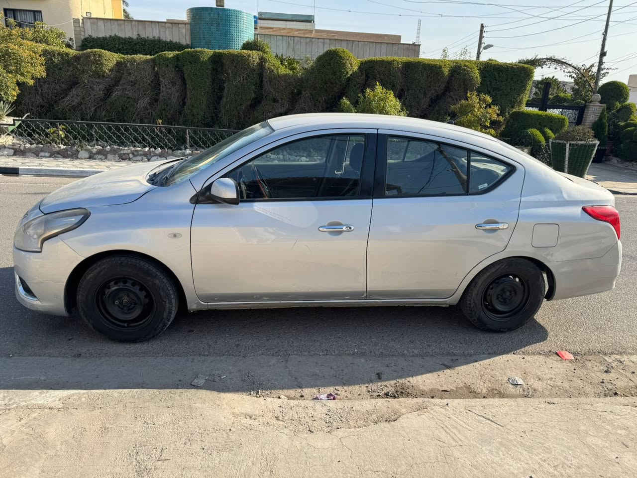 سني ٢٠١٦ 
مبدل بيها جاملغ اليمني بارد   والايسر تبديل وبنيد وبيها بارد
السياره خير من الله تبريد ثلج اقتصادي مناقصها اي شي 
رايدها 85 وبيها مجال مكاني بغداد حي الجهاد 
واي استفسار هذا رقمي ( ***********)
