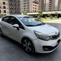 كيا ريو 2012 خليجيه رقم بغداد  بدون صبغ فقط طخه باب الصدر السياره نظيف...