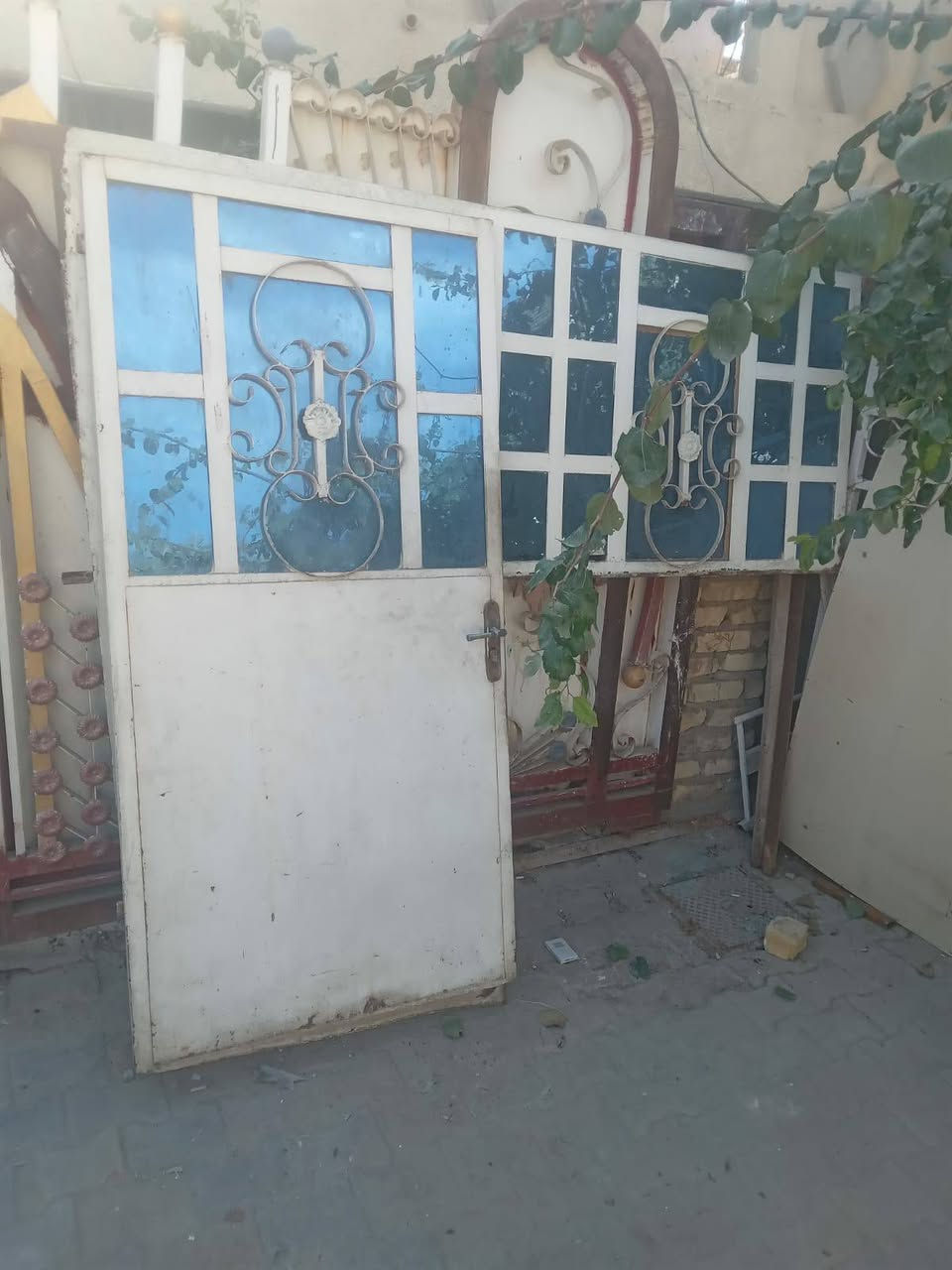 سلام عليكم باب مطبخ للبيع سعر 70بي مجال ميسان حي المعلمين هاتف ***********
