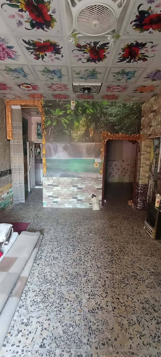 بيت لرهن 190م ب 6ملايين لمدة سنه 
واذا رهن لمدة سنتين 10
ويرهم للبيع 
#يحتوي/ على غرفتين واستقبال ومطبخ 
#العنوان /بشارع المعمل قرب جامع الخزاعل واسواق الامين يبعد عن شارع المعمل 50 متر تقريباً 
اتصلو واتساب او خط امانه 
مكتب الفهد للعقار***********
امانة الله بلغو من طرفي حلا سيف
