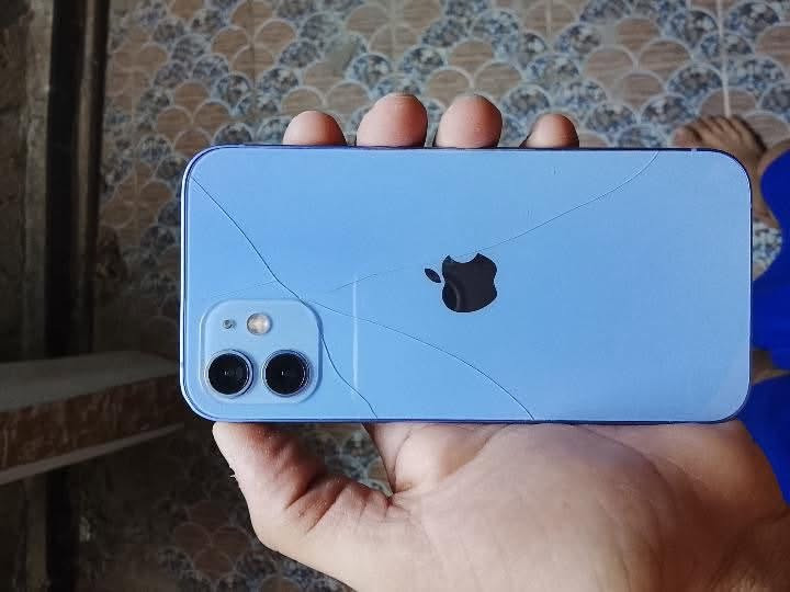 � للبيع: iPhone 12 (عادي)
الجهاز بحالة الوكالة من جميع النواحي.
* الشاشة مبدله ٣خيارات 
* يوجد فقط فطر (كسر) في الظهر، وماياثر على أداء الجهاز.
* كل شيء شغال 100%.

💰 السعر: 230
❌ غير قابل للنقاش.
اتصال واتساب /***********
