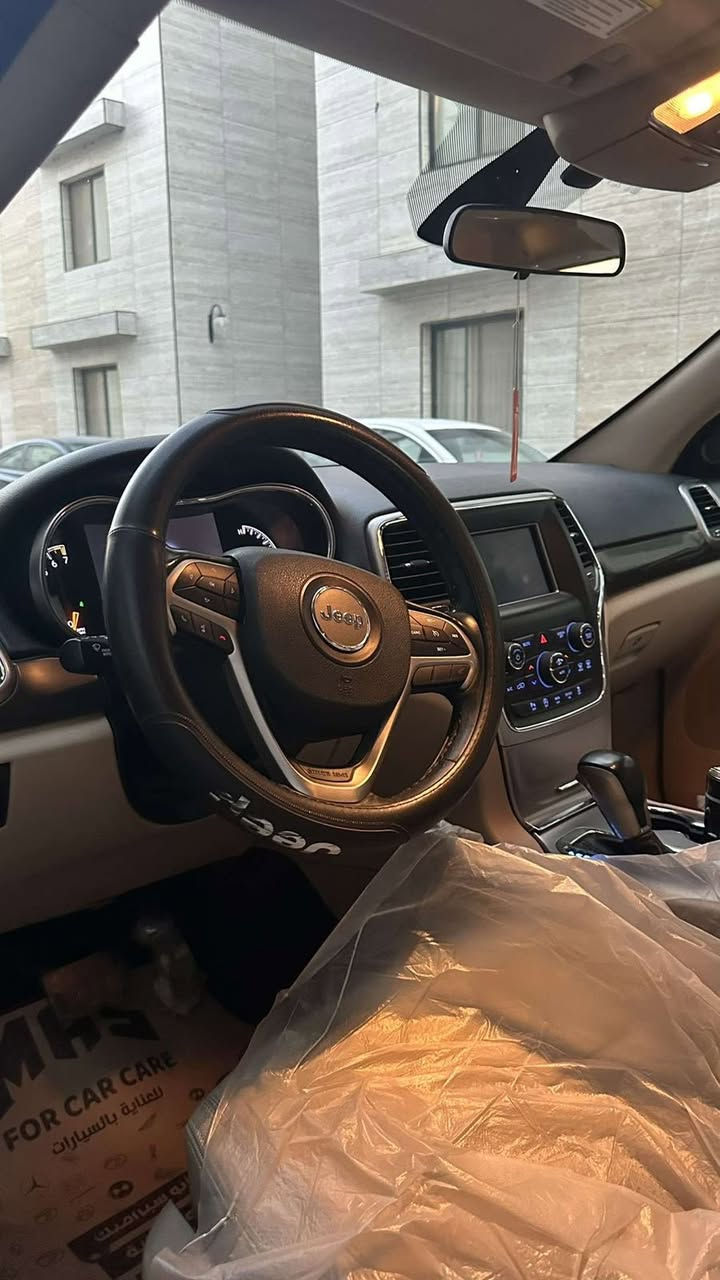 جيب كراند شيروكي 2018 فئة لاريدو للبيع 
وارد امريكي حادثها جاملوغ ايمن و شوية من البنيد فقط  حادث خفيف 
مكينة ٣٦٠٠  
مواصفات السيارة 
بصمة
كرسي كهرباء
فور ويل ماوس 
حساسات خلفية مع كامرة خلفية  
داخل بيج و كشنات جلد 
تشغيل عن بعد 
شاشة وسط
ثلاث انظمة قيادة
تدفئةكشنات 
تبريد قطعتين
فول تحكم ستيرن 
انارة led
توقف ذاتي عند الرجوع للخلف 
ويل 20 بلاك
ماشية54الف ميل  
السيارة بيها كازكيت شكد متكلف تنزل من السعر  بعد الاتفاق 
و باب السايق توجد طخة خفيفة و باقية ع حالها
السعر 205$ و بيها مجال 
مكان السيارة بغداد   
 للاستفسار *********** وبي واتساب
