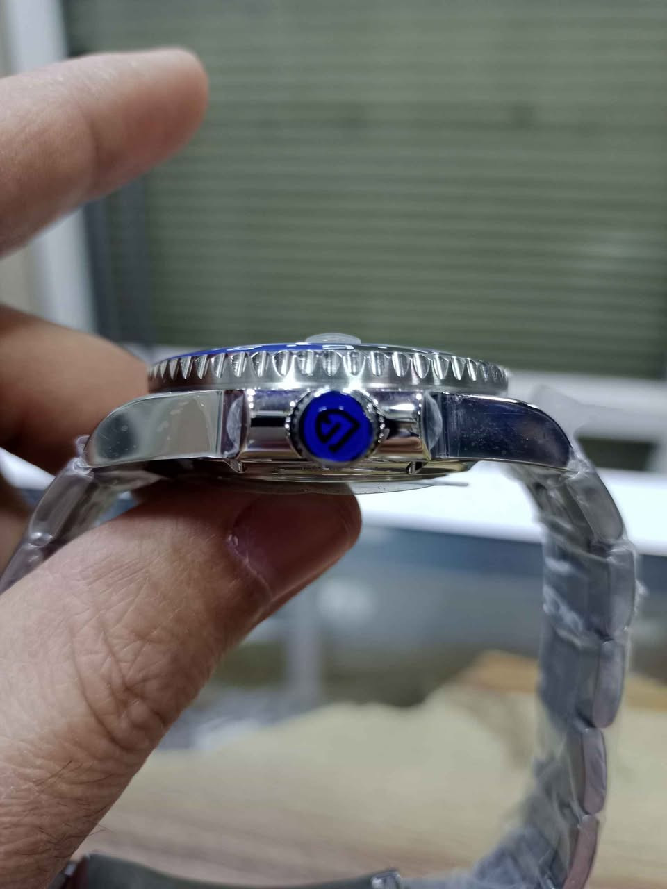 ساعة باجاني ديزاين PD-1662 هي ساعة يد ميكانيكية أوتوماتيكية للرجال طراز GMT. تشتهر هذه الساعة بتصميمها الذي يحاكي طراز "باتمان" (Batman) الشهير من رولكس، والذي يتميز بإطارها الخزفي ثنائي اللون باللونين الأسود والأزرق. 
الميزات والمواصفات:
الحركة: تعمل بحركة أوتوماتيكية يابانية SII NH34A (أو Pearl DG5833GMT في بعض الإصدارات)، وتتميز بوظيفة المنطقة الزمنية المزدوجة (GMT).
المواد: مصنوعة من الفولاذ المقاوم للصدأ بدرجة 316L، مع زجاج ياقوتي مقاوم للخدش.
مقاومة الماء: مقاومة للماء حتى عمق 100 متر (10 بار)، مما يجعلها مناسبة للسباحة والرياضات المائية السطحية، ولكن ليس للغوص.
المينا والإطار:
قطر العلبة 40 ملم. أربيل, العراق


**إذا كنت صاحب هذا الإعلان وتريد حذفه لأي سبب، رجاءا أرسل رسالة إلى الدعم الفني**