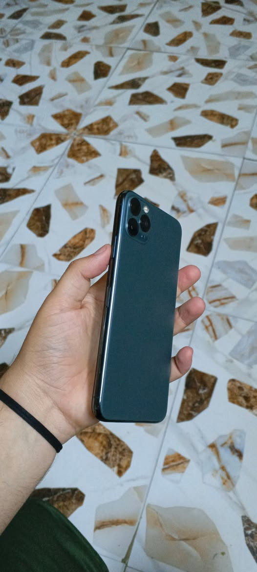 آيفون 11 برو ماكس للبيع 📱*

- *الذاكرة*: 512GB نص تيرا
- *البطارية*: 95% - تشحن يوم كامل
- *اللون*: زيتي
- *الحالة*: نظافة 100% مابي أي عطل
- *الشاشة*: مستبدلة - 3 خيارات فول لمس والألوان أصلية
- *الفحص*: تعال افحص على راحتك
    - فيس آيدي ✅
    - اتصال ✅ 
    - سيم كارت ✅
    - واي فاي ✅
    - كاميرات ✅ كله شغال

- *السعر*: 275 ألف - بيها مجال
- *المكان*: بغداد - مدينة الصدر
- *للتواصل واتساب*: ***********

الاستلام من مدينة الصدر فقط
