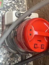 مكنسة كهربائية • للبيع