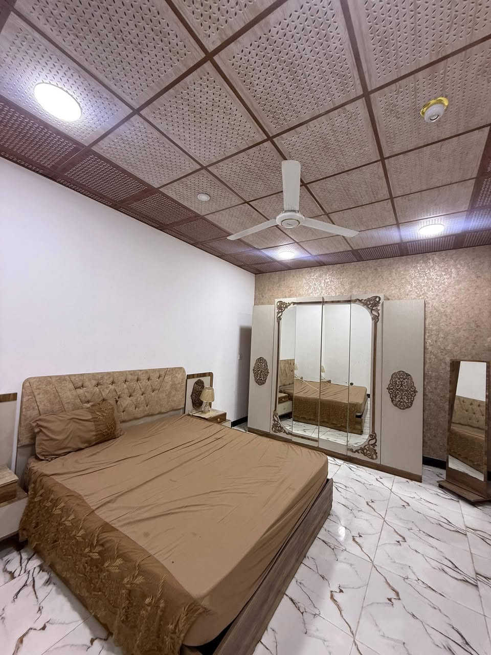 🏡 دار سكن للبيع – طابقين ✨

📐 المساحة 120 متر
🏗️ بناء شخصي درجة أولى
📍 البيت ركن على شارعين
🛣️ شارع 10 متر تبليط

يحتوي البيت على:
🪑 ديوانية
🛋️ صالة
🍴 مطبخ
🛏️ 5 غرف نوم
🚿 صحيات داخلية وخارجية

📄 نوع العقار:
طابو ملك صرف زراعي عراقي سند 25

⚡ جميع الخدمات متوفرة
✨ منطقة سكنية هادئة ومرتبة

📍 العنوان:
أبي الخصيب – أبو كوصره

💰 السعر 75 مليون

للاستفسار أكثر يرجى التواصل أو زيارة مكتبنه:
📞 ***********
📞 ***********

مكتب ساني للاستثمار العقاري 🤍
