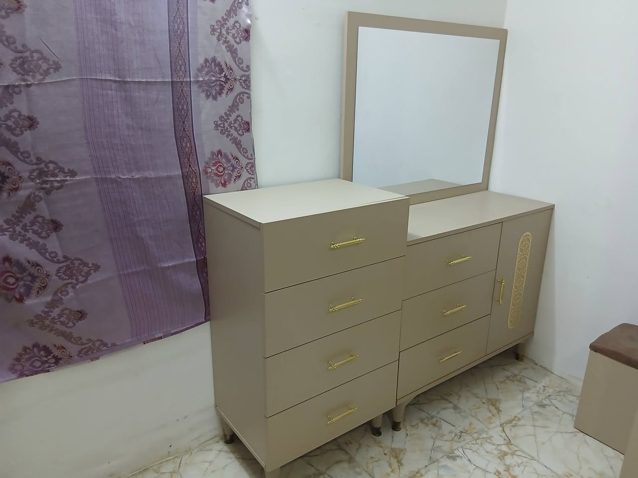 غرفه تركيه 10 قطع متسخدمه شي قليل السعر مليون وميه وبيهه مجال  العنوان الزعفرانيه. شارع المعهد قرب جامع المصطفى ***********  ياسين
