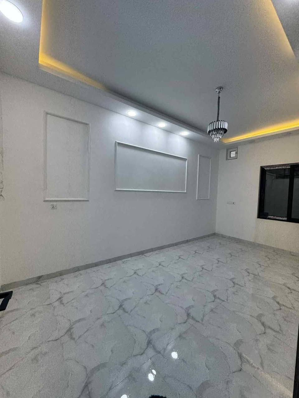 دار للبيع  طابقين في مشيرفة الثانية ظهر شارع ٣٠ الأول..
المساحة 150 م
 يتكون الطابق الأرضي من غرفتين نوم واستقبال ومطبخ وهول داخلي ومشتملات .. الطابق الأول ٣غرف نوم ومشتملات ... 
الدار سقوف ثانوية وسيراميك .. وبورسلين ..الدار بناء حديث الاتصال على الارقام التالية 
***********
***********
ابو اوس الحيالي 
مكتب الاوس
