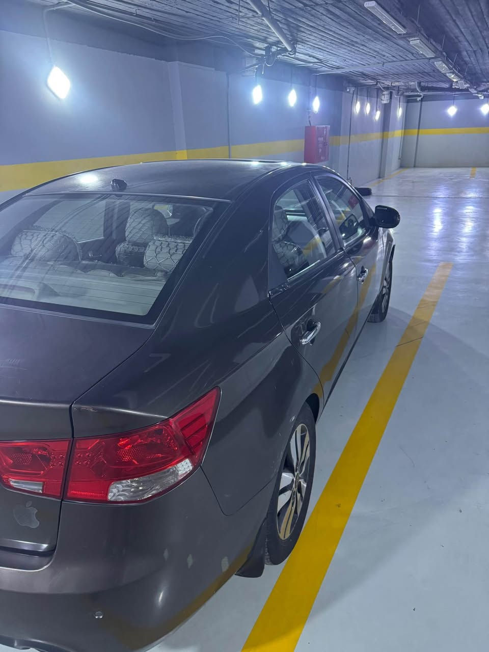 سياره بصمه وفتحه ومري شفط 
سياره فول الفول فقط بدون جلد
سنويه مالتها ساقطه وسياره باسمنه
صور طخاتها موجوده بل صور  سياره بيهه 3 قطع صبغ وقطعه نفس لون ورادلها ترتيب سياره
مكانها بغداد
اي استفسار *********** بغداد, العراق
