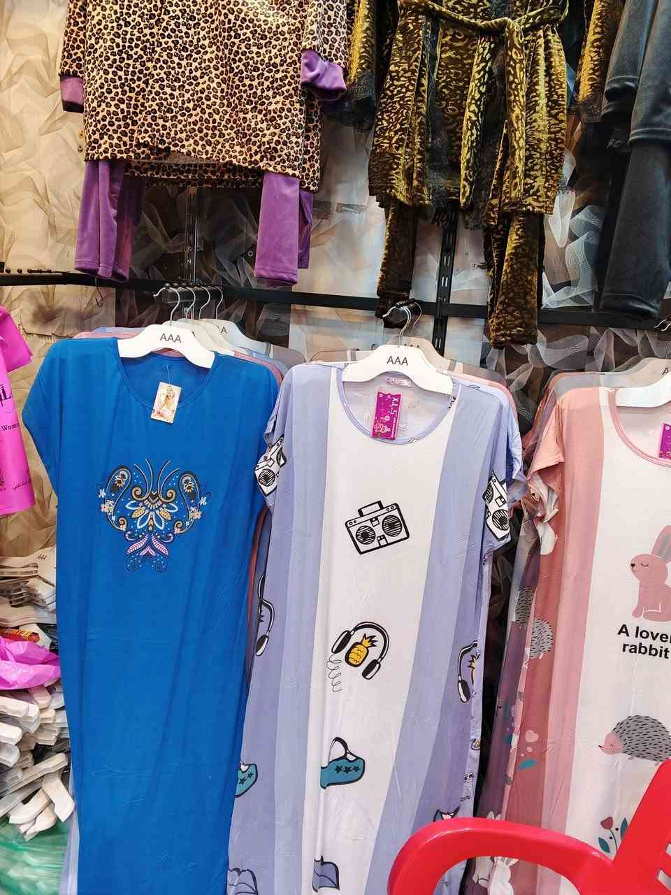 ديكور محل دشداشه نسائي للبيع بواري مال سجه اذرع اتاره بلوجكترات تعلاكه ابيض اليريدهن هذا رقمي وبضاعه هم عندي دشداشه نسائي قصير طويل شتائي صيفي فانيله كشمير بسعر الجمله *********** واتساب فقط
