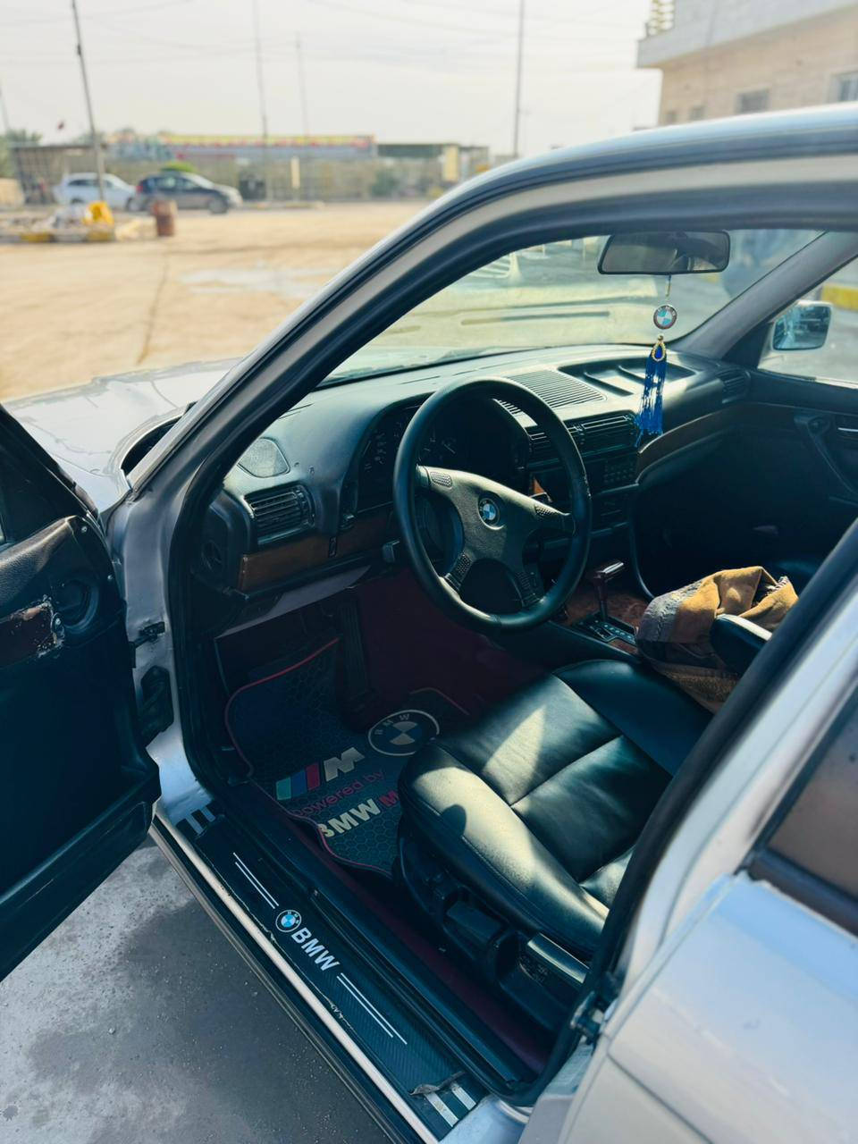 السلام عليكم سياره بي ام دبليو للبيع موديل 92 سياره كير ومحرك جديد حداديه جديده سنويه ورقم جديد مكان السياره الديوانيه سعر 65 ورقه وبيها مجال رقم الهاتف ***********
