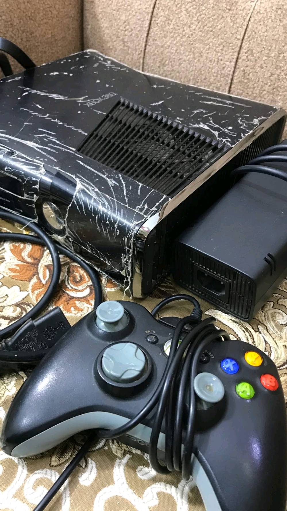 xbox 360 للبيع
نضيف كلش الامريكي موجودة كامل ملحقاته وبعده بالنايلون مامفتوح ووياه 2 جوستكات و 83 لعبة

السعر 95 مكاني ميسان