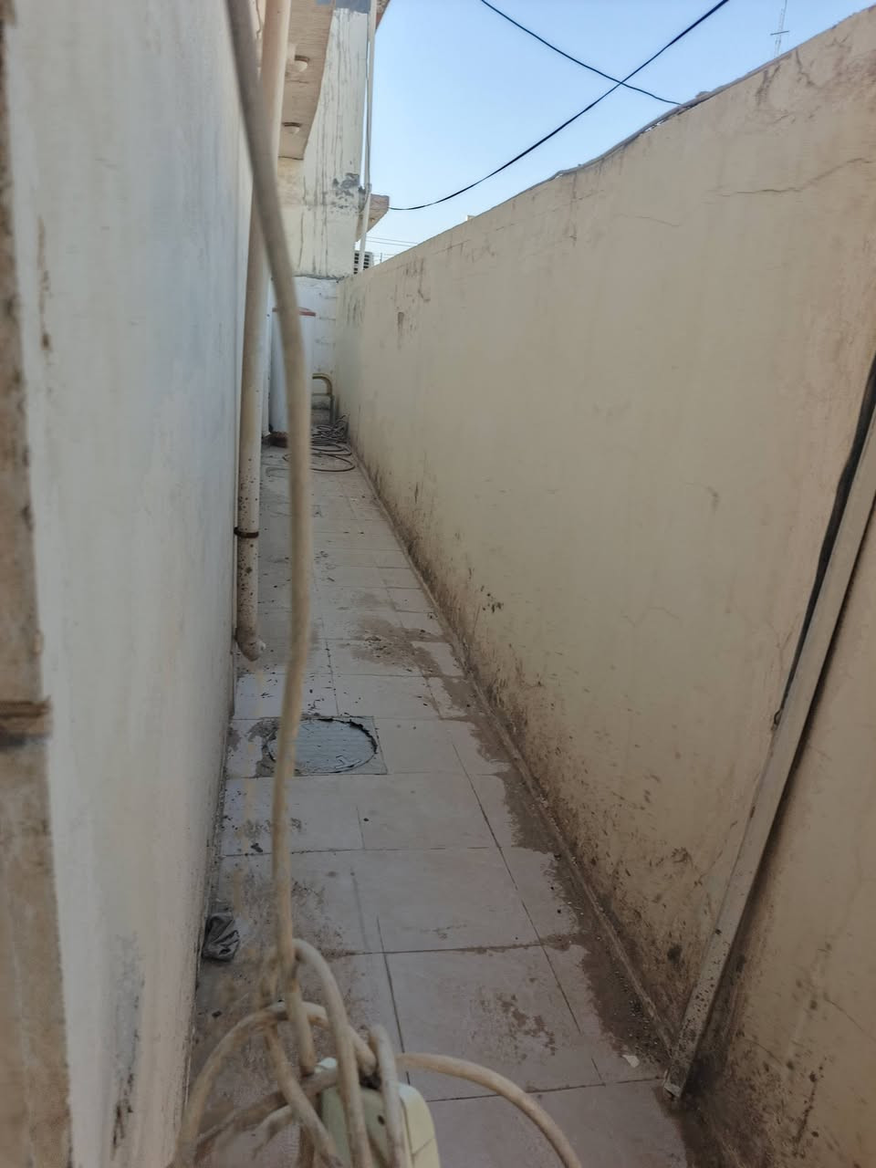 للبيع بيت طابو صرف حي الجامعه خلف مكتب محمد نوري المساحه 250م يقع على ساحه خضراء طابق واحد كونكريت يحتوي على غرفتين نوم صاله براني مطبخ استقبال صحيات للاستفسار مراجعة مكتب الساقي للعقار حي الجامعه مقابل عامود 588 ع الشارع العام مباشر قرب شارع 20
الاتصال ع الارقام 
***********

***********
