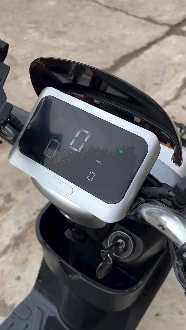 السلام عليكم
للبيع دراجه ريان A8

5 باتريات 28امبير 
الباتريات هابطه يعني تاخذهه 
تبدل بس باتريات الدراجه شغاله 
ملف 1200
2 سويج 
2 بصمه 
مثبت هاتف وشاحن 
دبل اشاره 
نظام الرجوع للخلف 
4 نمر 
الدراجه تمشيك 60 كيلو حقيقي 
وسرعتهه 60
السعر 200 وبيهه مجال 
الدراجه عوزهه بس باتريات 
للاستفسار الاتصال 
***********
