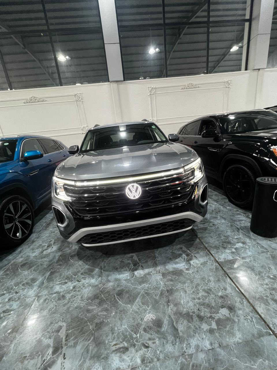 للبيع فولكسفاغن أطلس كروس سبورت فئة SE  
موديل 2025  
رقم الشاصي: 1V2WR2CA4SC509041  

المواصفات:  
• فئة SE  
• SUV بنزين  
• محرك 4 سلندر تربو 2.0 لتر، 269 حصان  
• نظام دفع رباعي (AWD)  
• عدّاد: 17 ألف مايل  
• شاشة 12 بوصة وسطية، شحن لاسلكي، نظام IQ.DRIVE للأمان  
• مقاعد جلد صناعي V‑Tex، مدفّأة وتهوّية  
• تكييف ثنائي المناطق  
• دخول وتشغيل بدون مفتاح  

الحالة والملاحظات:  
• صبغ الجاملخ الأيسر  
• صبغ بس ربح بونيد  
• سيارة دخول جديد  
• موقع السيارة: دهوك، رقم كاتي  
• تگدر تترقم شمالي  

السعر: 280$  
وبها مجال  

📞 للاستفسار: *********** -  ***********
