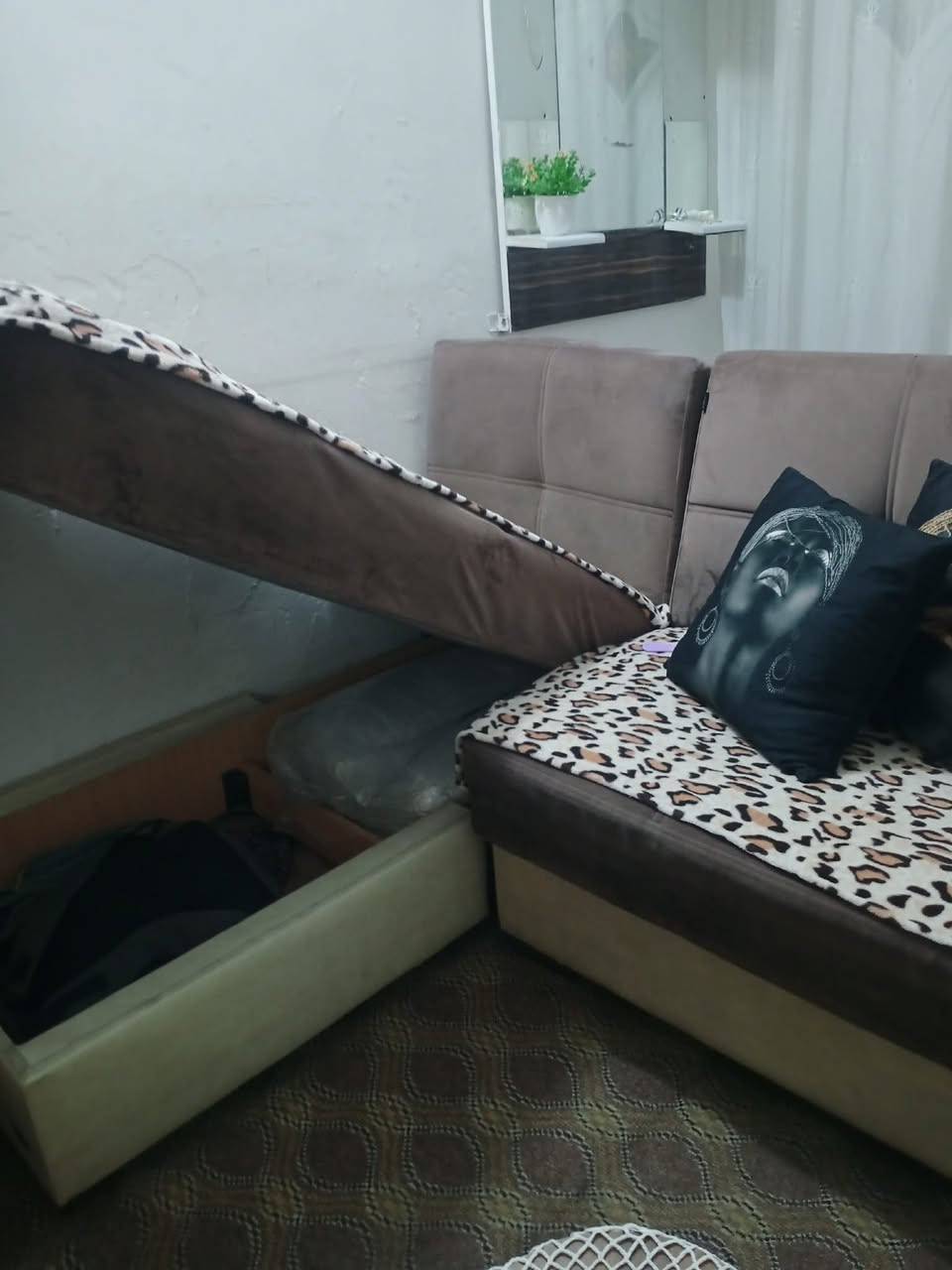 كورنر تركي ماركه بومبا سرير مخزن ٥مقاعد صغير السعر ٢٥٠ مكان بغداد جسر ديالى ***********
