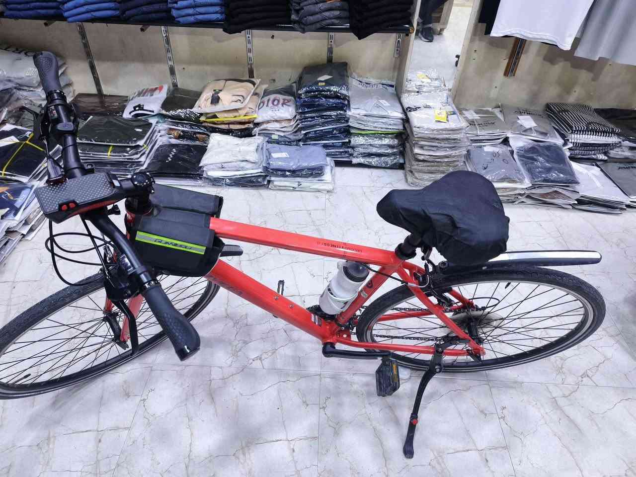 السلام عليكم
دراجه هوائيه من شركة يونفيكا امريكي 
نظافه 100%100 مثل ما واضح في الصورة 
الدراجه المنيوم بل كامل 
عدد سرعات الخلفي 8 و الأمامي 2 
مكاني موصل أيسر 
ادفع سعر إذا عجبني أبيعك 
للاستفسار اكثر اتصل على هذا الرقم 
***********
