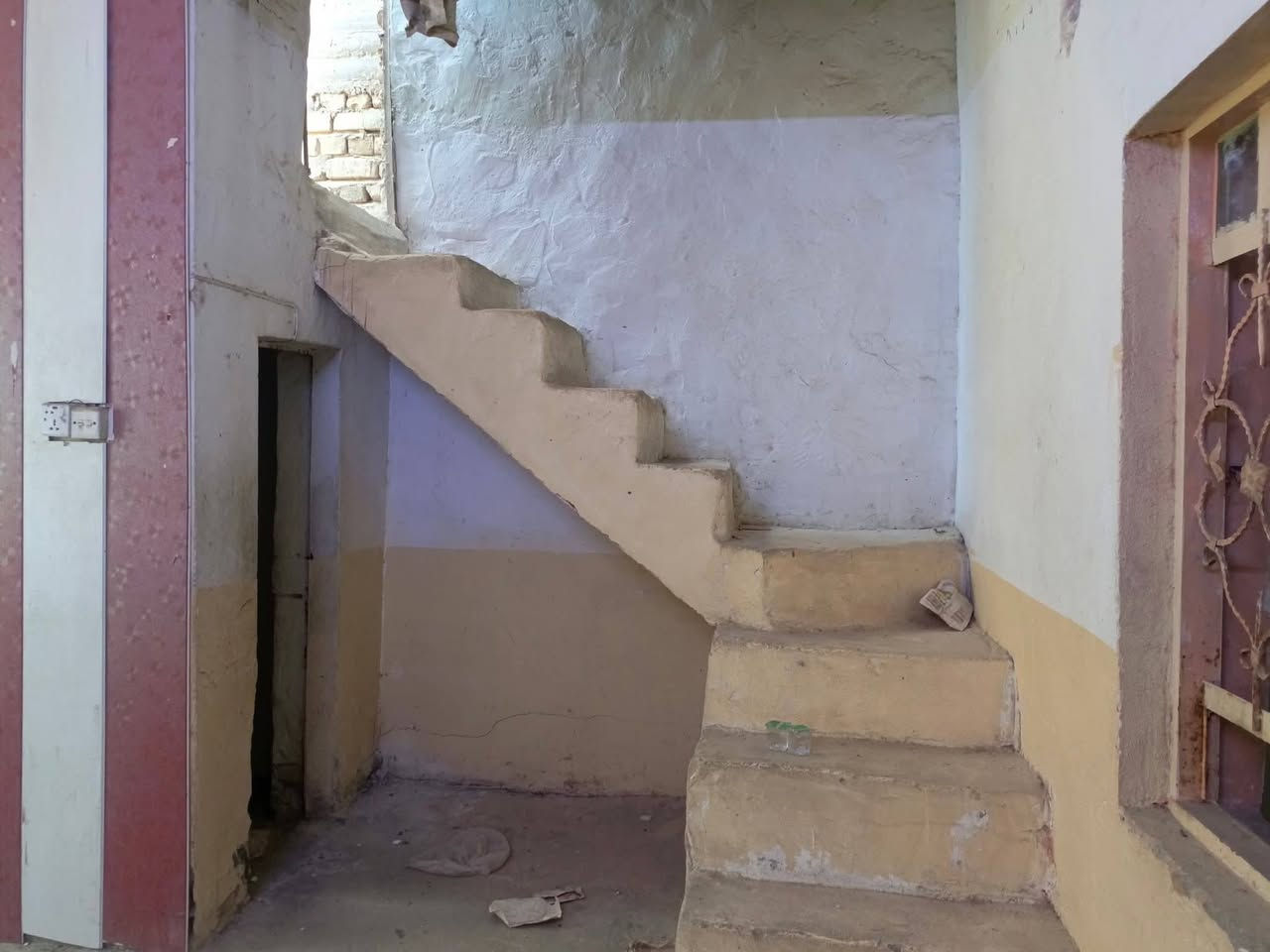 سلام عليكم بيت للايجار في حي الميلاد قرب جامع المنتظر
يحتوي عله براني وغرفتين وصاله وتخريج مساحة البيت 110 متر 
*********** واتساب موجود
