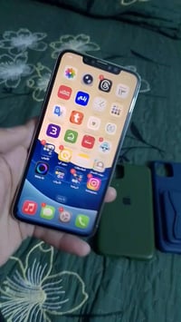 ايفون ١١ برو ماكس • ٢٥٦ • نص الشاشة طافي