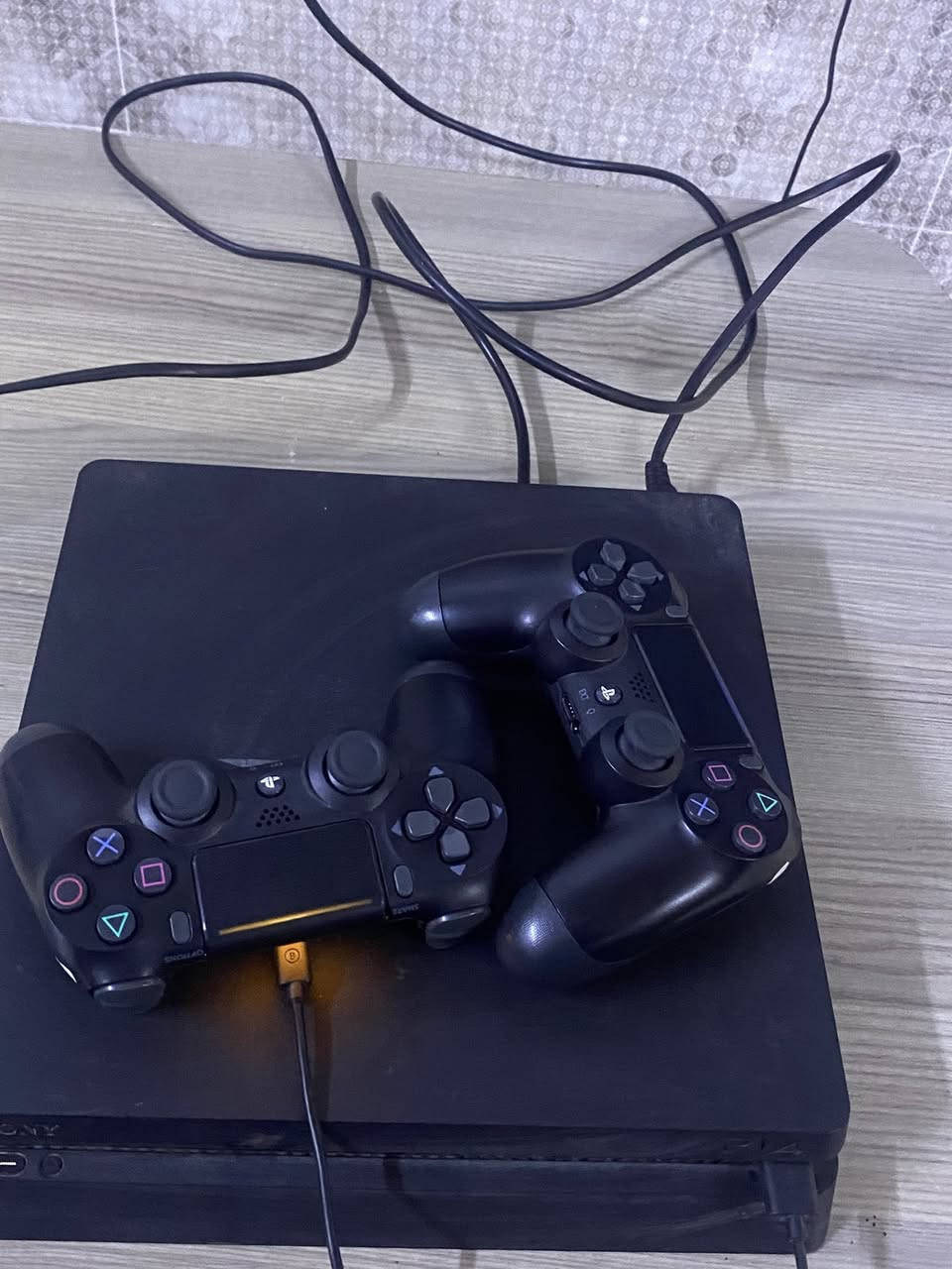 بلي فور سلم مهكر نضام 9 ذاكره 500 كيكا مع يدتين تجاريه اكو يدتين اصلايات بس يحتاجون صيانه جهاز نضيف مال بيت ***********
