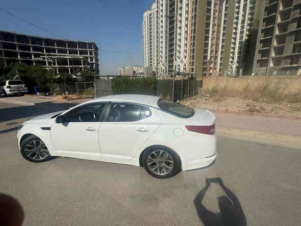 السلام عليكم 
للبيع كيا اوبتما 2013 
مكينه 200 دوش سياره خليجيه اي ضربه مابيه صبغ صفحتين كلير رقم بغداد انكليزي باسمي سياره مواصفات اعتياديه نص فول  سياره كامله اي نقص مابيه خير من الله 
رقم الهاتف *********** 
مكان بغداد الدولعي
السعر 117
