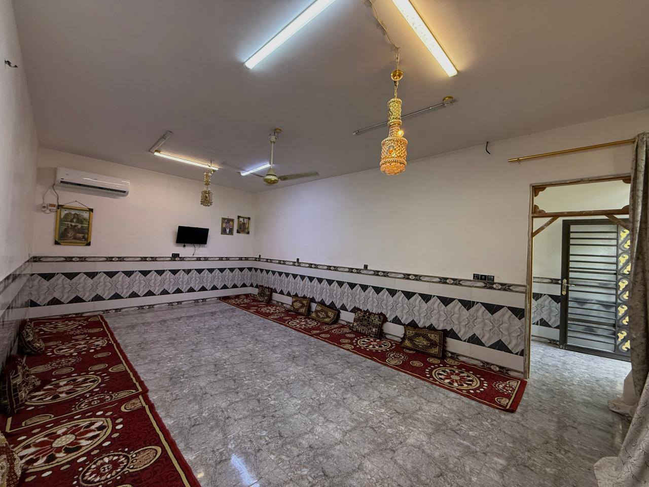 🏡 بيت للبيع – حي ميسان / الزراعي 🏡 قرب سيطرة الشياب
📍 الموقع: حي ميسان بل الزراعي على شارع 60 الأربع سايدات مجاور محطة غسل  الذبحاوي
📐 المساحة الكلية: 271 م
🏗 مساحة البناء: 231 م
🌳 حديقة أمامية على الشارع بمساحة 40 م تصلح مشروع محلات
✨ البيت موقعه على  أربع سايدات ويتكون من: ▪️ غرفتين نوم (5×5)
▪️ صالة كبيرة (5×7)
▪️ استقبال واسع (8×5)
▪️ مطبخ (6×5)
▪️ حمام عدد ٢ 
البيت مرتب وموقعه ممتاز وقريب من الخدمات.
📞 للاستفسار  ***********
