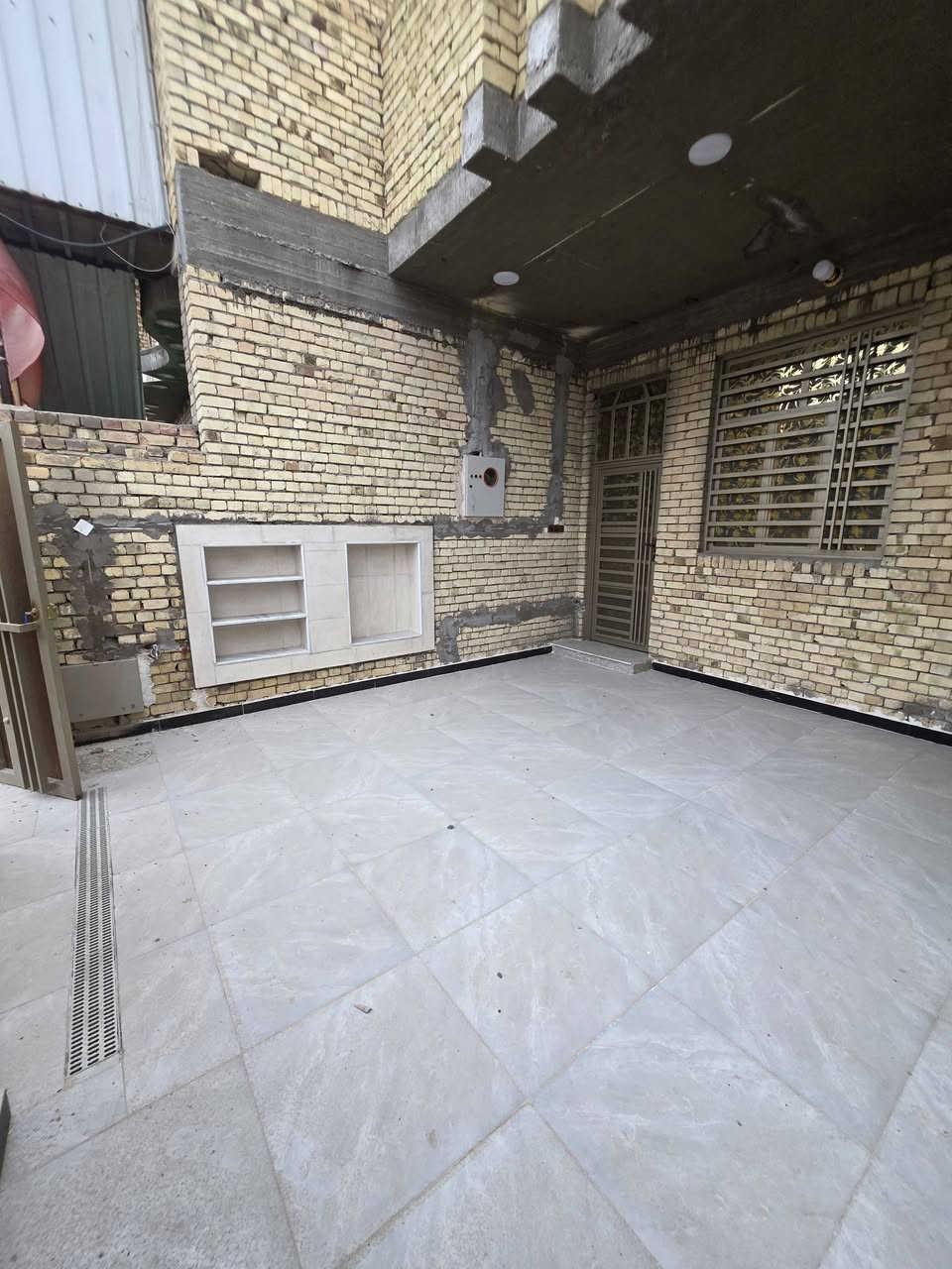 الدار للبيع المساحة 200 متر علة شارع 15 منطقة العرضات الاستفسار على الرقم (***********)
