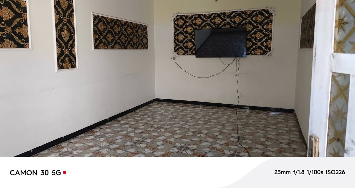 بيت مساحته ٢٨٠ بناء ١٦٠ غرفه كلدور ومطبخ وستقبال وصحيات داخليه وخارجية قرب الروائي شارع التاجيه خمسطعش تبليط مامتواجد عله فيس ***********@@
