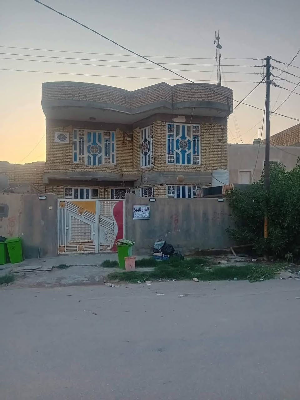 بيت للبيع 🏫حديث م 225  طابقين بشارع جليل فضيل يرهم #مراوس مع الفرق 
مقابيل مجمع الوردة البيضاء
يتكون من غرف نوم  عدد2
استقبال صاله مطبخ صحيات خارجيه وداخليه ارضيه مرمر
طابقين ثاني غرف نوم عدد4
صاله مع صحيات ارضيه مرمر
كافه الخدمات متوفره  بناء 2017
على شارع تبليط 20m حرف T
جاهز ع اخر حبايه للسكن 
بيت شغله كله درجة أولى
السعر 250وبي مجال للشراي
المندوب عقارات 
***********☎ واتساب
اي عرض عندك تفضل خاص
