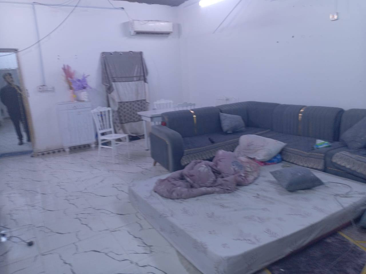 سلام عليكم عندي بيت للايجار طابق ثاني كلش حلو ومرتب كهرباء وماي كله جاهز البيت طابو بضهر شارع العام يتكون من غرفه نوم كبيرة ومطبخ وحمام داخلي وصاله كبيرة عنوان الحيانيه دور الشرطه قرب المعارض للاستفسار الاتصال على الرقم *********** سعره 300 قفل البصرة, العراق
