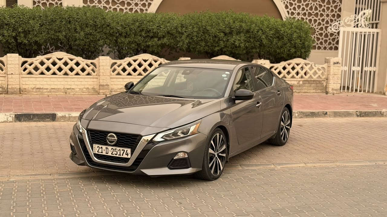 🚘✨
Nissan Altima
موديل 2022 | فئة SR | لون رصاصي غامق🤍
فول مواصفات عدا الفتحة السقفية 🔥

▪️ محرك 4 سلندر 2500 اقتصادي وعزم ممتاز
▪️ كير CVT ناعم جدًا بالتبديل
▪️ تشغيل بصمة + تشغيل ريموت
▪️ دخول ذكي لجميع الأبواب
▪️ شاشة وسطية كبيرة Touch Screen
▪️ نظام صوتي نقي وواضح 🎶
▪️ كاميرا خلفية عالية الدقة
▪️ سنسرات أمامية وخلفية
▪️ رادار أمامي وتحذير اصطدام
▪️ تنبيه خروج عن المسار
▪️ مثبت سرعة للسفر والطرق السريعة
▪️ تحكم كامل بالدركسون
▪️ شاشة معلومات داخل العدادات
▪️ إضاءة LED أمامية وخلفية
▪️ DRL نهاري رياضي ✨
▪️ داخلية سبورت مرتبة وفخمة
▪️ كراسي مريحة جدًا للسفر
▪️ تبريد وتدفئة للمكيف ممتازة ❄️🔥
▪️ فتحات تكييف خلفية
▪️ USB + Type-C
▪️ شاحن سريع للموبايل
▪️ عزل شارع ممتاز وصوت هادئ
▪️ صرفية بنزين اقتصادية جدًا
▪️ نظام ECO لتوفير الوقود
▪️ نظام مانع انزلاق وثبات
▪️ وسائد هوائية متعددة للأمان
▪️ تشغيل هادئ وثبات عالي بالطريق
▪️ شنطة خلفية واسعة جدًا
▪️ شكل هجومي ورياضي يلفت النظر 😮‍💨🔥
▪️ مناسبة للشغل، السفر، والاستخدام اليومي
▪️ سيارة نظيفة وتفاصيلها مرتبة من الداخل والخارج ✨

سيارة تجمع بين الفخامة، الراحة، الاقتصاد، والشكل الرياضي بنفس الوقت 🤍�
📍حادث جاملغ خلفي عكس السايق بارد مع صبغ
📍تبديل باب عكس السايق نفس اللون
📍بدون ايرباك
📍ماشيه 77000 كم
📞***********
