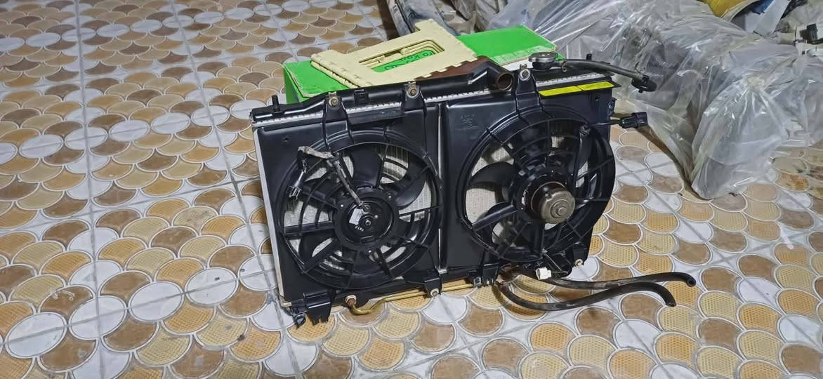 السلام عليكم راديتر دمعه مسطره حاويه نضيفه جدا هي ومراوحها قفل ب100 وبونيد حاويه هذا اللون وجاملغات دمعه كلهن حاويه اليحتاج يتصل *********** أو *********** الخط الثاني بي واتساب
