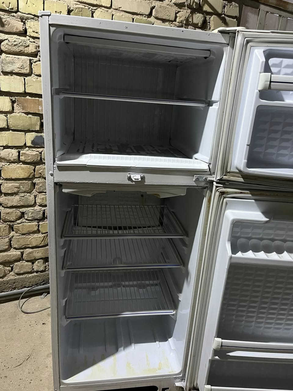 سلام عليكم ثلاجة اصلي ماركة معروفه حجم وسط كدامك شرط إذا مو تجمد وثلج ترجع وكشرها نضافه كدامكم  مكاني حي الرساله 
***********
