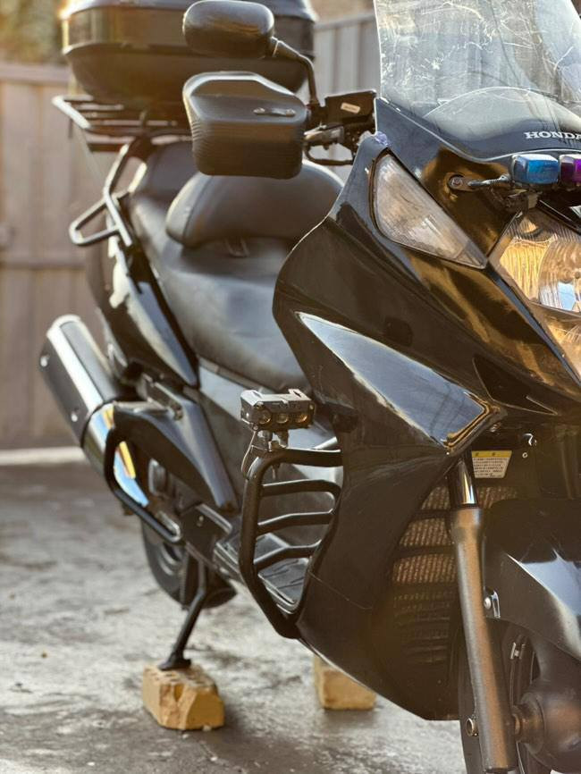 سلام عليكم هوندا سلفر ونج 400 رقم وسنويه بسمي 
مدرعه امريكي كلشي شغال بيه عنوان بغداد زعفرانيه شارع لبطل للستفسار ‏‪***********‬
