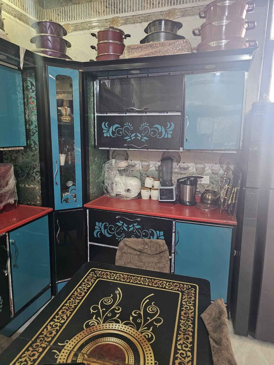 كاونتر للبيع اربع جهات و دنكة زاوية  يحتوي على طباخ و شافطة وفرن كبير ينباع كامل او  متجزء ***********
