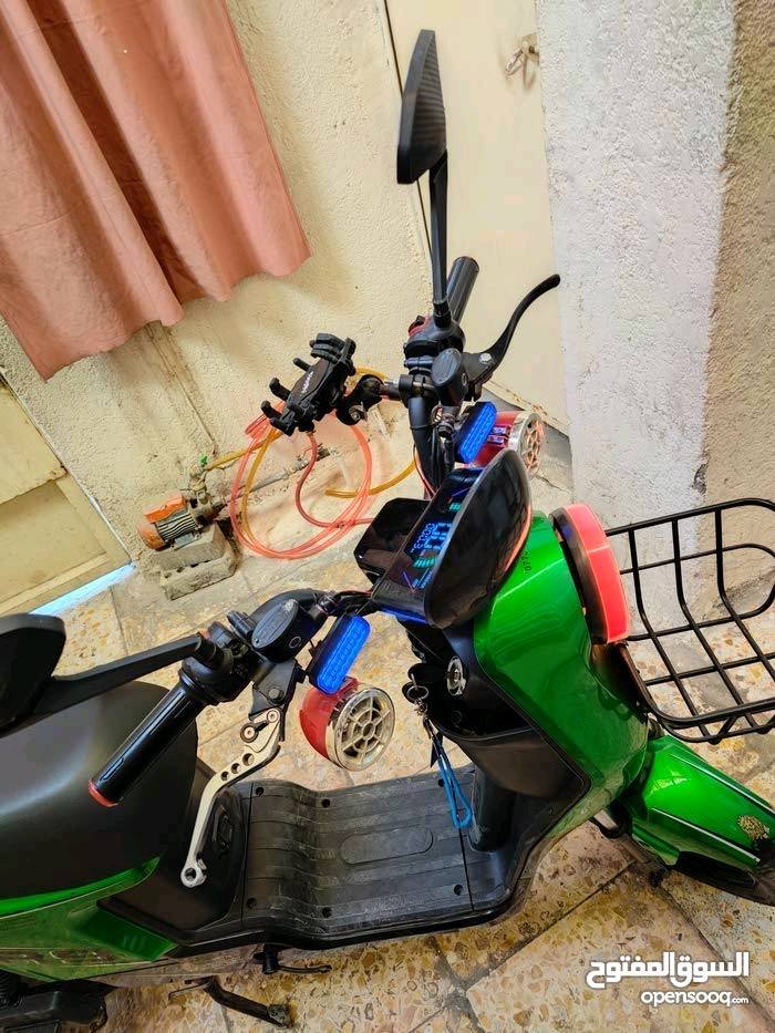 اسلام عليكم
(المكان بغداد مدينة الصدر يم المستشفى القادسيه مستشفى الشهيد الصدر العام)

الوصف ؛ دراجه شحن النوعيه ار تسع 
R9🛵 

اولا الايضائه🚨 - شغلات  جميعها من الدبل 💡اشاير وا البك لايت اليوره ايضن شغال او الايت اللعالي والناصي شغال 

ثانيا البطاريات🔋 : تائتي بعد 4 بطاريا 🔋كما موضح والخامس لغيتها لين انفخ بسبب من ارجع او گبل اخليها على الشحن 🔌فه فصلاته او فحصت البتريات فحصتهن ما بيهن اي شي  في الصوره من شركه حسن وحسين في ساحه الوثبه 

ثالثا الملف (الماطور) : بسعه1200واط او 1800 

رابعا الاصوات📢 : تئتي به مسجل امبي ثري 🔊كما موضح في 🔊🔊🔊الصوره والصوت يعطي علي جدا جدا 

خامسا المفاتي🔑 : يئتي ب اثنين بصمه او اثنين سويج او كرت من شركه ونلي 

سادسا بريك : يئتي دسكات امامي خلفي بحاله مومتازه جدا جدا  

سابعا : سرعه الدراجه 109 كون اتفوال شحن حته تطيك 109 اني بل صوره قرت 99 لين ما شحنتها  للتوضيح 

ثامنا تعااااال افحص ههه تحياتي  
🪬
المكان بغداد مدينة الصدر بشارع الداخل يم مستشفى الشهيد الصدر العام
