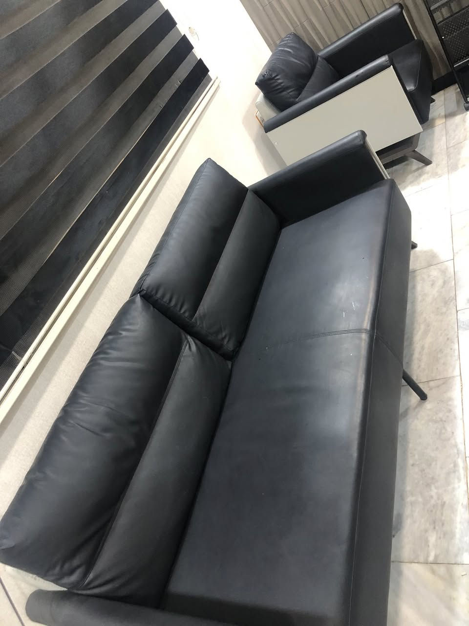 مكتب كامل للبيع
ميز مكتب عرض 180 زاويه سعره 550
كرسي مدير سعر 90 
تخم 4 مقاعد جلد سعره 400
طبلات وسطيه عدد 2 سعر 150
رفوف mdf قياس 120 في 270 سعر 250
رف 50 في 200 سعره 60 

التواصل عل رقم ***********
او خاص 
بيع مستعجل
