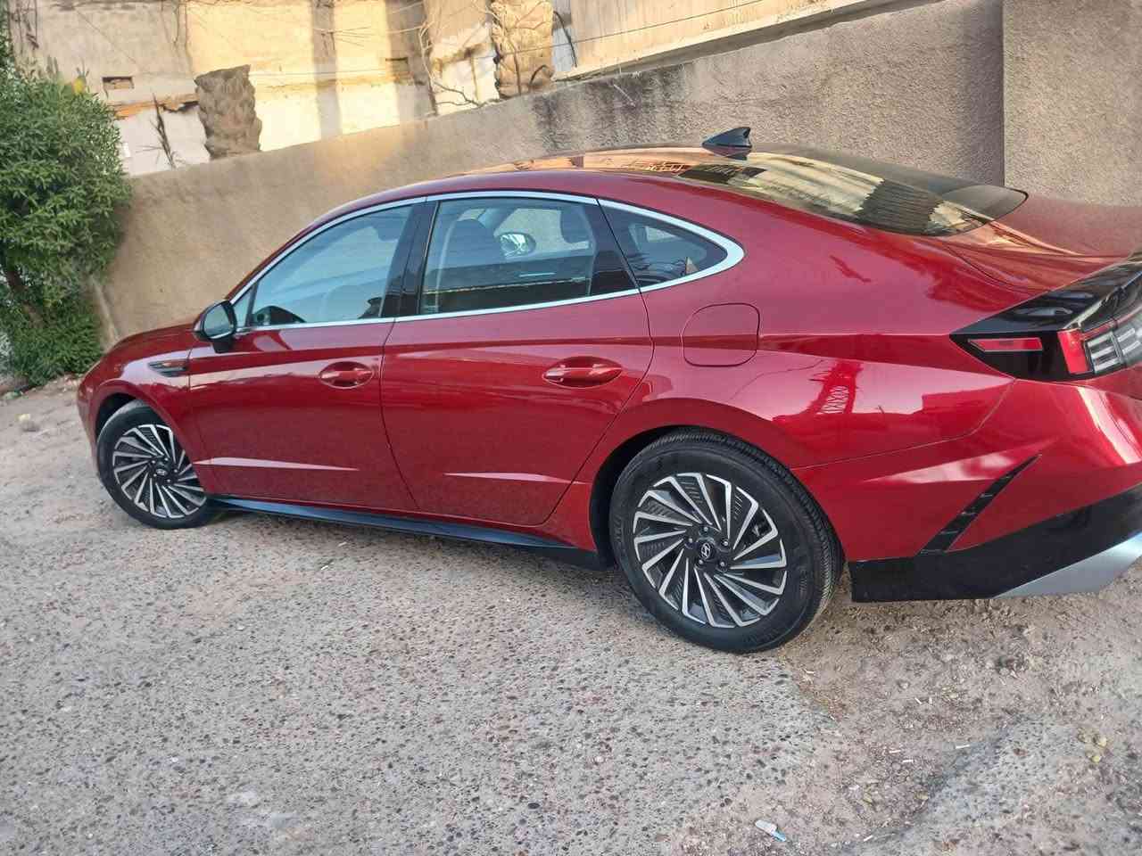 سوناتا هايبرد موديل ٢٠٢٥ مواصفاتها معروفه ماشية ٤١ الف كيلو كشنات كهرباء محرك ٢٠٠٠ لون مميز رقم أربيل جديد بأسمنا حادثها قبق جنطة ونص الحاملغ اليمنة واليسرى بدون ايرباك موجودة بحي الجامعه  للاستفسار *********** بغداد, العراق
