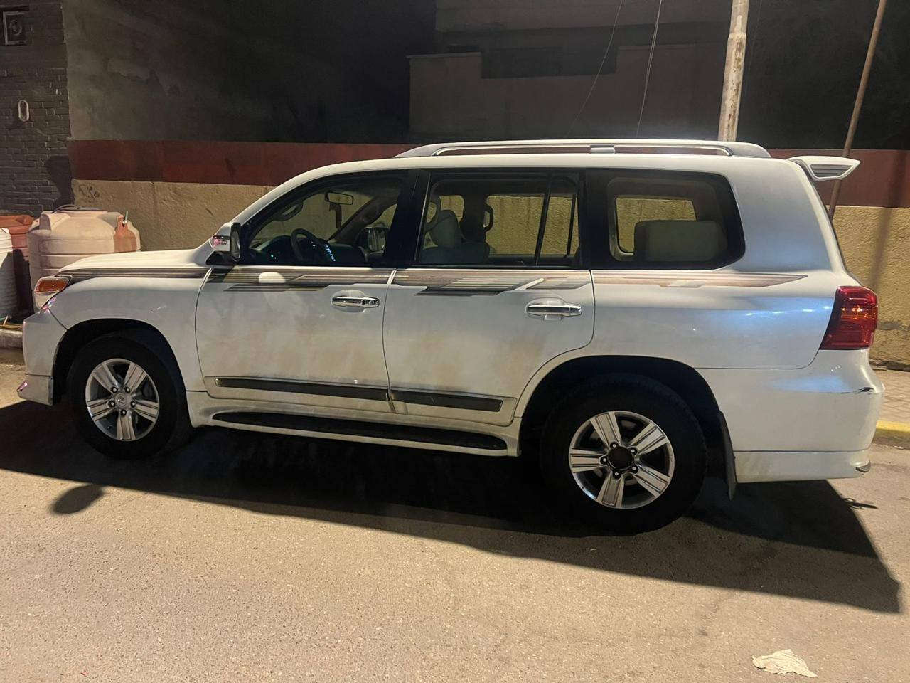 سيارة لاندكروز كاز موديل 2014 السيارة كانت مصفحة بس الجامة الأمامية والبيبان مركبين الها مصفحات عند شراء السيارة تم إرجاع ع البلاد السيارة مابيه اي نقص دهن انكر سلف واطلع بيها للاستفسار الأتصال على الرقم *********** السيارة باسمي تحويل ثاني يوم رقم بصرة السعر 350 ورقة وبيها مجال
