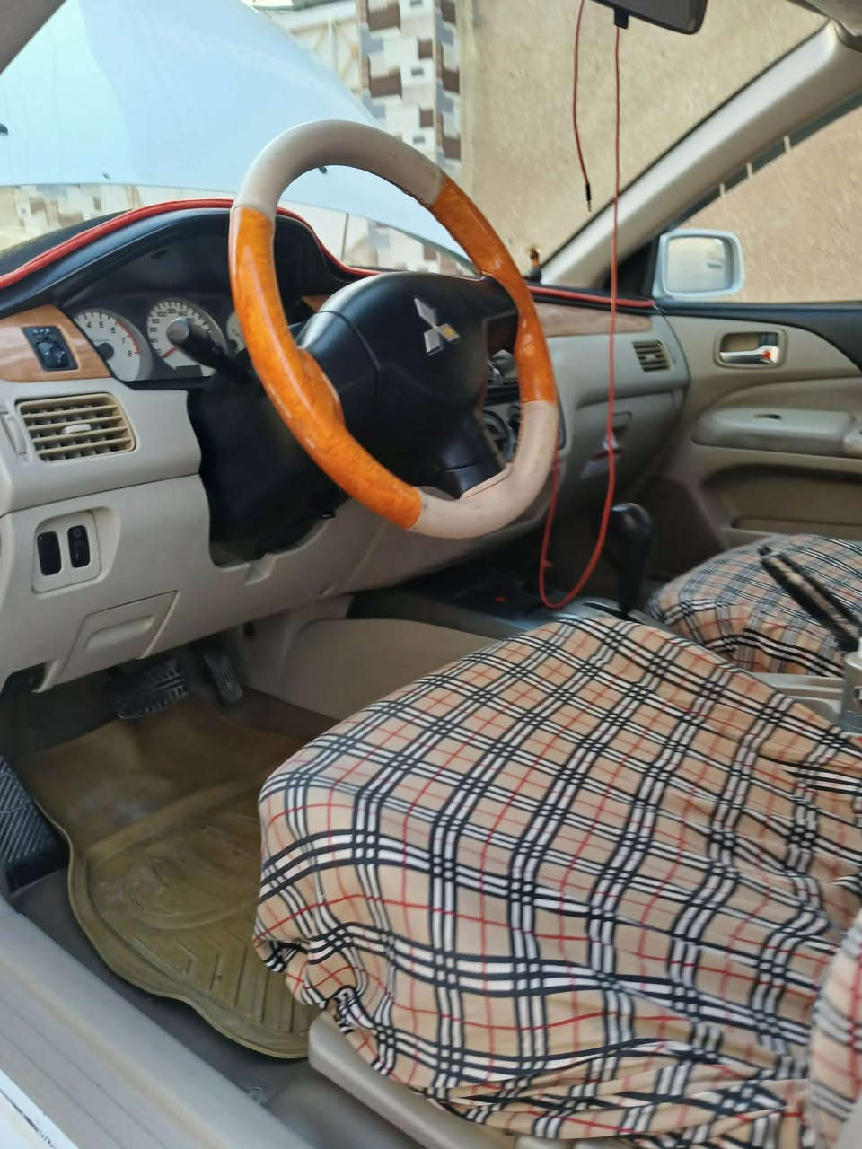 سياره لانسر 2010رقم انكليزي نظافه فوول 
كير اوتماتيك
ميكانيك مكفوول 
حداديه جديده
تخم تاير جديد
كهربائيات كامله
دوشمه جديده 
السياره باسمي تحويل مباشر
مكان السياره ديالى
السعر/92بيهه مجال 
الهاتف/***********
