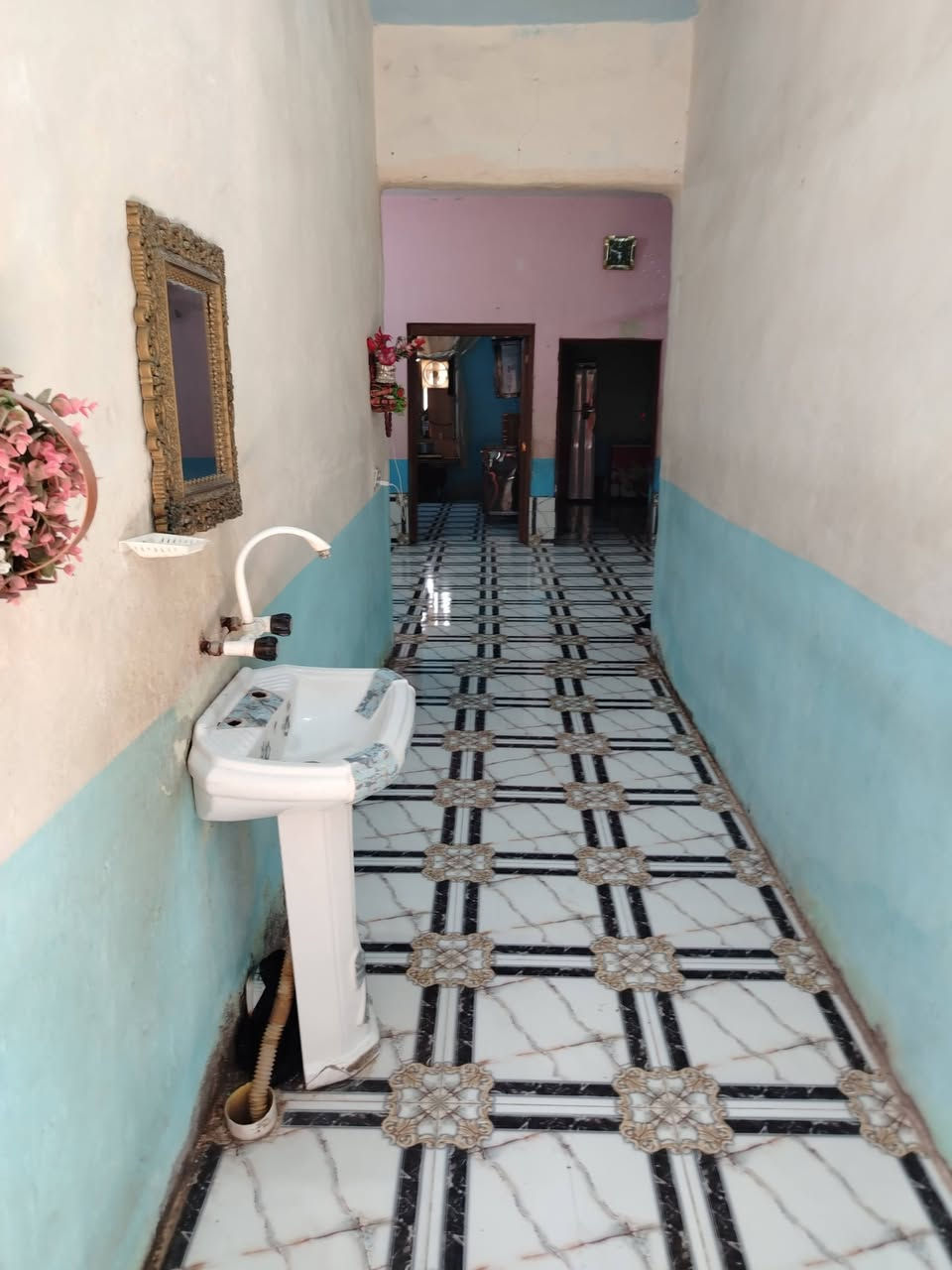 سلام عليكم اعيد النشر بسبب الوعود المزيفة
الي مو شراي لا يتعبني وياه دار للبيع كوت شارع النفط حي الجوادين الثانيه مساحة ٣٠٠ يتكون من غرفتين وهول ومطبخ وديوانية وحمامات داخلي وخارجي وحديقة وترك الموقع نزلة عادل الحلاق مقابيل صورت سيد مقتدى يم صيدليه نسيم الورد شوي ليغاد عنهة الاستفسار
***********
***********
