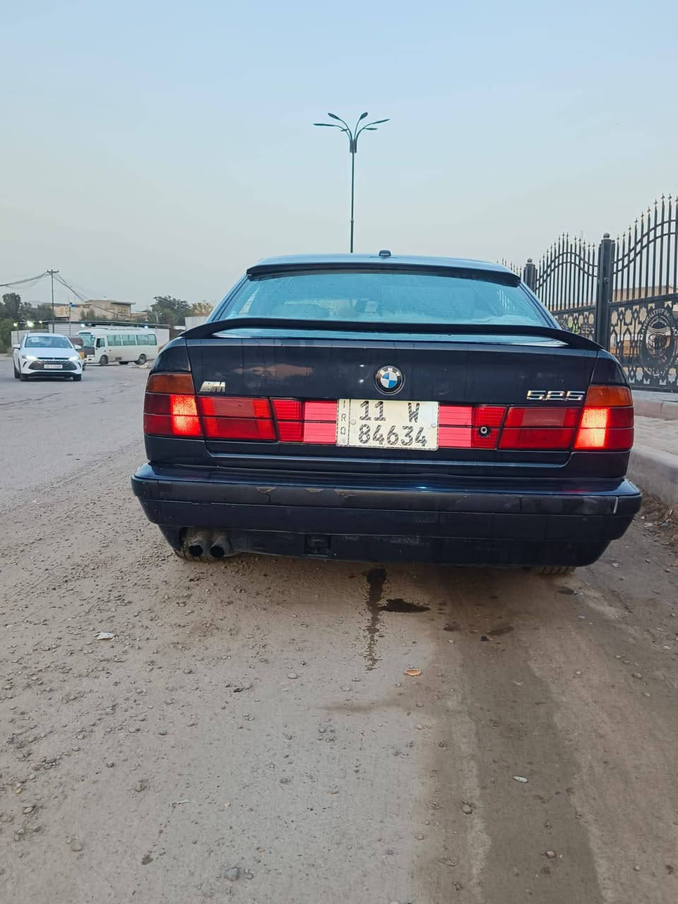 السلام عليكم بيع او مراوس حسب القناعة.
BMW 525i  مكفولة من الضربة. 
موديل  1991
مكينه مسكر 25 جديدة كير مكفول 
صدر امامي خلفي نضيف 
فتحة سقف بانوراما 
جام كهرباء، كهربائيات كلها شغالة. 
لايت العالي زنون عالي جداً..  
رقم بغداد الدولي مشروع وطني باسمي. 
السعر 63 وبيه مجال  
***********
