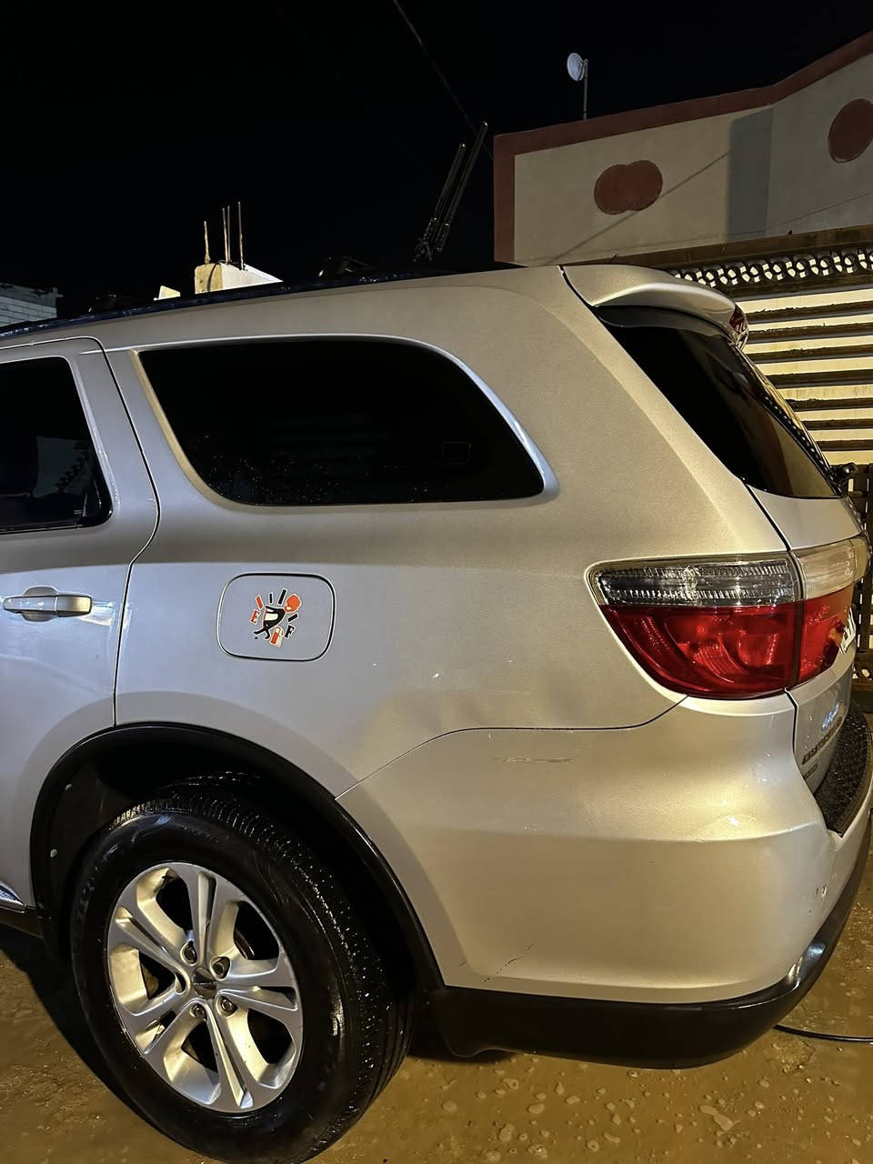 السلام عليكم مرخصه الادمن المحترم دوج دورنكو وراد كندي مكينه 3600 تبريد خير من لله السياره جاهزه للأخير حداديه تخم تاير حداديه 100/100 قبل شهر مسويه السياره نص فول بصمه عده ( التنته) ما ناقصه اي شي لايتات زنون 
بأسمي رقم الجديد 
السعر .. 160 
مكان السياره ابي الخصيب 
رقم الهاتف ***********
